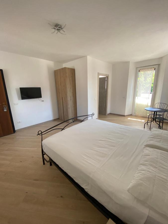 Around Lago Maggiore Rooms Reno Di Leggiuno Extérieur photo